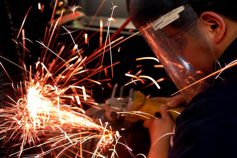 الإنتاج التصنيعي في المملكة المتحدة يفوق التوقعات ويصل إلى 0.5%